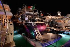 Une capacité de 734 mouillages pour une superficie de 9 hectares et une localisation au coeur du village. Magical Evening Aboard A Yacht In The Port Of Saint Tropez