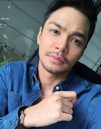 Bermula insiden berebut penadol di kedai runcit, kereta athea yang menghalang kereta hazran, cermin tingkap dipecahkan anak athea dan sehinggalah mencuri kucing hazran dinamakan smokey atau lulu. Syafiq Kyle Nafi Kecewa Fattah Amin Menang Pelakon Tv Lelaki Popular