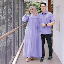 Dress ini terdiri dari atasan berwarna hitam dan rok kembang berwarna merah jambu. Jual Couple Baju Pasangan Gamis Couple Mix Tutu Tile Outfit Muslim Zoyya Cp Online April 2021 Blibli