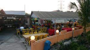 We decided to go to this place rather than the usual eating place like the hotel, pizza hut or other fastfood outlets.it's the kids first time there. Ikan Bakar Serkam Melaka Feb 2015 Ismailaw