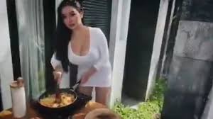 Tubuhnya tidak terlalu tinggi, namun kemungilannya justru membuatnya nampak semakin manis. Pakai Baju Super Seksi Saat Masak Wanita Ini Bikin Orang Gagal Fokus