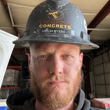 Aaron Spencer, a father and veteran, was arrested and charged with m*rder  after he shot and k*lled a child s*x predator who he found in a car with  his missing 14 yo