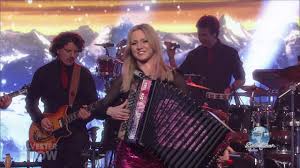 In drei monaten hat ihr nummer 1 chartalbum. Melissa Naschenweng I Steh Auf Bergbauernbuam Sf1 Silvester Show 2018 Youtube