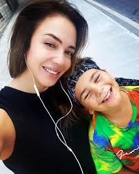 1996 yılında kendisi gibi oyuncu olan i̇smail hakkı sunat ile evlenen deniz uğur, i̇smail hakkı sunat, 2004 yılında gürültü yüzünden tartıştığı bu evliliğinden engin deniz isimli bir çocuğu dünyaya geldi. Engin Deniz Sunat