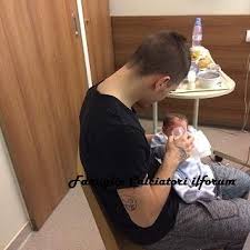 Di leg pertama, kedua tim berduel. Marco Verratti E Famiglia