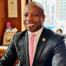 A @brewers community mural celebrating paletero and his sweet treats has  been unveiled in Milwaukee! This artwork, spanning 100 feet, is a beautiful  addition to our city. Thank you to artist Michael