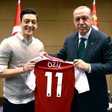 Turkish president recep tayyip erdogan and his wife emine were the posh. Mesut Ozil Vom Foto Mit Recep Tayyip Erdogan Zum Rucktritt Die Chronologie Der Spiegel