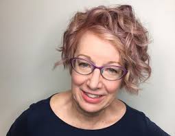 Coupe de cheveux carré court femme automnehiver. Relooking Coiffure Femme 50 Ans Nos Idees De Looks Avec Lunettes