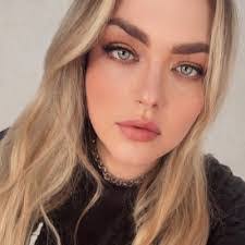 Amy Raine's Instagram, Twitter & Facebook