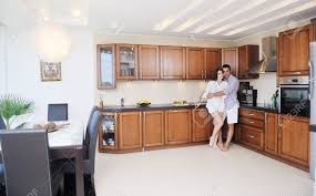 Las cocinas modernas de madera se suelen usar principalmente en ambientes campestres, son ideales para cabañas y casas de campo, aunque también se encuentran en la ciudad. Pareja De Jovenes Felices Divertirse En Interiores Cocina Moderna De Madera Mientras Se Preparan Los Alimentos Frescos Fotos Retratos Imagenes Y Fotografia De Archivo Libres De Derecho Image 13280821