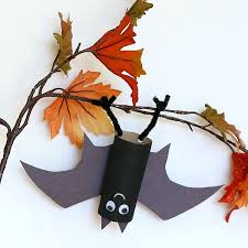 Hanging Bat Craft For Kids With Bat Wing Template Halloween Deko Basteln Mit Kindern Halloween Deko Basteln Basteln Halloween