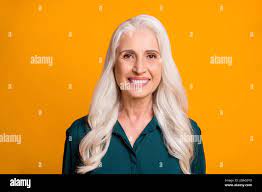 Nahaufnahme Foto von erstaunlich schön weiß behaart Oma im Alter Dame  Toothy lächelnd fröhliche Person fühlen sich jung energisch tragen grüne  Hemd Isoliert Stockfotografie - Alamy