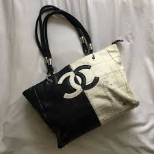 Authentic Black And White Chanel Bag Vintage Black And White Chanel Tote Purse Has Wear And Tear On Leather Message Me For Further Pics Etc Comes With Authentic Chanel Tote Chanel Bag Tote Purse
