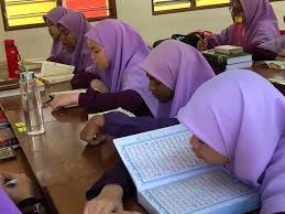 Santri pondok modern selamat kendal belajar secara tatap muka dengan mengikuti protokol kesehatan. Sekolah Pondok Untuk Perempuan Di Perak