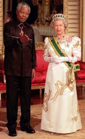 Un'immagine inusuale dell'89enne regina elisabetta ii, qui al volante della sua range rover mentre. Dal Dalai Lama A Elisabetta Ii Chi E Perche Non Sara Ai Funerali Di Mandela Elisabetta Ii Regina Elisabetta Celebrita