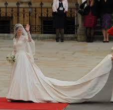 Wir haben hunderte von stilen, wie zum beispiel schulter, spaghetti. Hut Schuh Und Spitze Das Sind Die Modischen Trends Der Royalen Hochzeit Welt