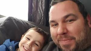 Ils sonnent chez lui et lui vident un extincteur dans les yeux!