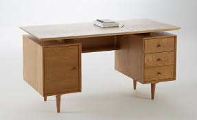 A vintage desk doesn't need a lot of accessorizing to go from functional to decorative. 30 Of The Best Retro Home Office Desks Retro To Go