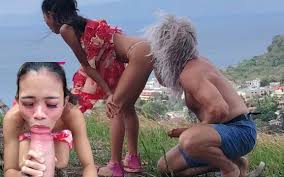 Maniaca del cazzo gigante che si gode piccola bellezza sulla spiaggia e in  montagna | xHamster