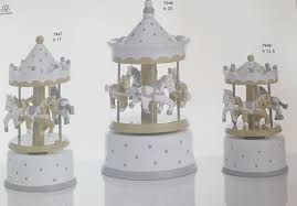 Elegante bomboniera con ballerina seduta in ceramica. Giostra Carillon Encantada Mary S Bomboniere