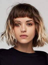La Frange Courte Sur Carre Court Une Coupe Qui A Du Caractere Cheveux Courts Frange Coiffure Coiffure Frange