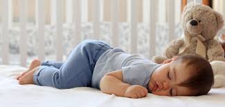 Nach der fütterung wacht ein neugeborenes auf, wenn es hungrig ist und regelmäßig gefüttert werden muss. Ab Wann Schlafen Babys Durch Ratgeber Fur Werdende Eltern