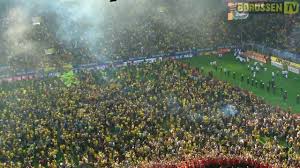 Borussia dortmund stellt die beste abwehr der liga. Platzsturm Der Bvb Fans Bei Der Meisterfeier Von Borussia Dortmund Deutscher Meister 2011 Hd Youtube