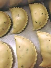 Setelah adonan kulit jadi, segera gilas atau pipihkan supaya kulit pastel lebih halus. Pin Di Camilan