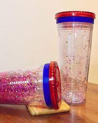 ダイソーで たった１５０円でスタバチックなマイタンブラーが手に入ります 中の紙を入れ替えるだけで自分好みなオリジナルタンブラーに 中に入れるお洒落なペーパーも１００均で手に入るし 売ってないオリジナルデザインにもできるし 簡単１００均リメイクが