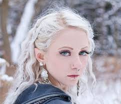 Cô gái nịt bụng suốt 23 tiếng mỗi ngày