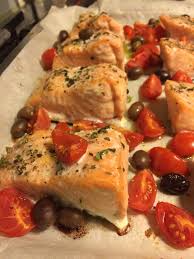 Se volete cimentarvi nella cottura del salmone al cartoccio, scoprite la nostra gustosa ricetta. Salmone Al Forno Con Pomodorini E Olive Taggiasche Bennipassionecucina