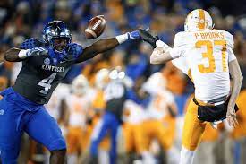 Alex Slitz Alexslitzphoto Kentucky Leads Tennessee 13 0 At The End Of The First Quarter Of Their Game At Kroge Kentucky Football Football Helmets Uk Football