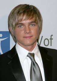 He has a small nose, smooth, fair skin and short. Jesse Mccartney Shag Jesse Mccartney Hair Lookbook Stylebistro