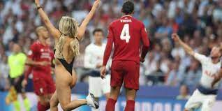 Petersburg und schaffte es fast bis zur mittellinie. Euro 2020 Flitzerin Sturmt Platz Und Wirbt Fur Kryptowahrung