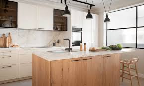 Junto con la preparación de los alimentos para cocinarles después y lavar los platos, las islas son también son espacios perfectos para disfrutar del sabor de nuestras delicias culinarias. Cocinas Modernas Con Isla Y Los Usos Que Puedes Darle Foto 1