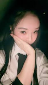 巴菲特不止一次提到：“我们只喜欢与那些我们喜欢、尊敬、信任的人打交道。”说的就是在懂你的人群中散步。