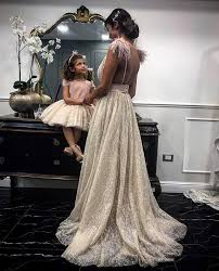 Jun 23, 2021 · musa dei più grandi designer e fotografi di moda (e oltre), 25 anni da (top) model, voyageuse dallo spirito eclettico, donna, mamma e oggi protagonista davanti e dietro l'obiettivo della. Mamma E Salvatore Pappacena Atelier Fashion Designer Facebook