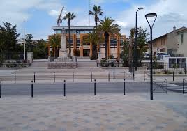 Both offer varied and distinct attractions: La Londe Les Maures Wikipedia