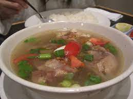 Ingredients pour 8 personnes 1kg de viande boeuf (ou autre viande) 8 pommes de terre moyenne 8 carottes 4 navets 8 gousses d'ail 2 oignons 1 poireau 1 1h30 a 2 heures de cuisson : Soupe De Queue De BÅuf Wikipedia