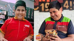 El 'niño del oxxo' que ganó popularidad en tiktok, luego de vender productos de una forma muy peculiar, de nueva cuenta ha atrapado la atención de todos porque ahora trabaja en burger king. Elzrnhiqdsmm0m