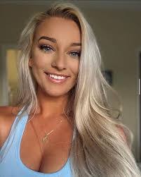 Lora Farley's Instagram, Twitter & Facebook