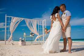 Même mal rasé et du blog bonnegueule livrent leurs conseils les couples d'hommes peuvent choisir de plus ou moins coordonner leurs vêtements de gala pour se dire oui. Tenue Mariage Homme Nos Idees Chics De Tenue Homme Mariage D Ete