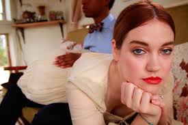 Anna Wise busca um relacionamento perfeito no videoclipe de "Precious  Possession" -