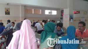 Perhiasan emas dan berlian tak jarang menjadi pilihan hadiah pasangan menjelang hari kasih sayang, valentine. Harga Emas Naik Warga Pamekasan Padati Toko Emas Untuk Menjual Logam Mulia Tribun Jatim