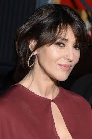 Messi da parte gli styling anni '90 con riga in mezzo, i tagli di capelli corti 2022 celebrano la divisa di lato. Capelli Corti I Tagli Per Donne Over 50 Ispirati Ai Look Delle Star