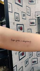 Seja Forte E Corajosa Tatuagem Tatuagens Tatuagens Femininas Delicadas Muitas e muitas vezes me peguei pensando em tatuar meu corpo, acho tatuagem algo alem da compreensao religiosa, penso em algo intimo e pra porem nada teria para mim um significado intimo e profundo mais do que a citacao josue 1.9. seja forte e corajosa tatuagem