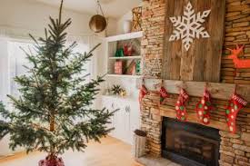 Decorating your fireplace for christmas offers warmth and creates a feeling of cosiness in any begin your mantel christmas decoration by hanging christmas cards on a green or red satin ribbon. 12 Unique Ways To Decorate Your Fireplace For Christmas Lovetoknow
