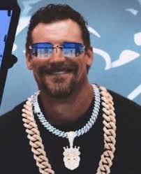 Guess the music lovers had this already, Brain May (Queen) and Mike  Campbell. Look quite alot alike , in the way they play and otherwise. I am  alone