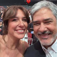 William Bonner com a esposa, Natasha Dantas. Clique nos bastidores da  premiação do Melhores do Ano, que aconteceu neste domingo (15). 🧡🧡🧡🧡🧡  . . . . . . . . . . . . .