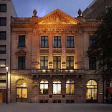 Schon zwei jahre studiert renate an der universität in moskau. Innenarchitektur Munchen Meierei